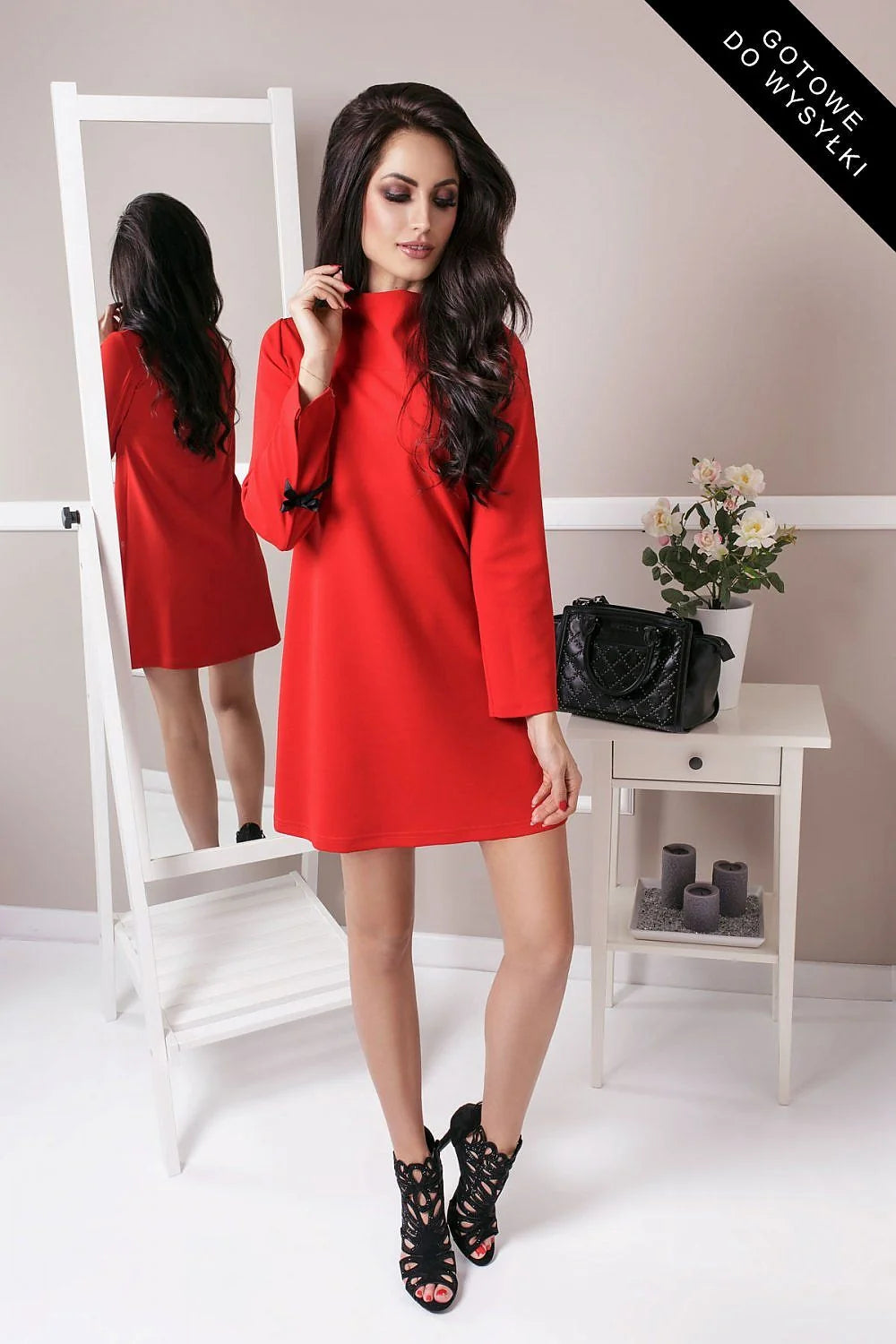 Robe de soirée longue en satin rouge vif col montant élégant femme gala chic