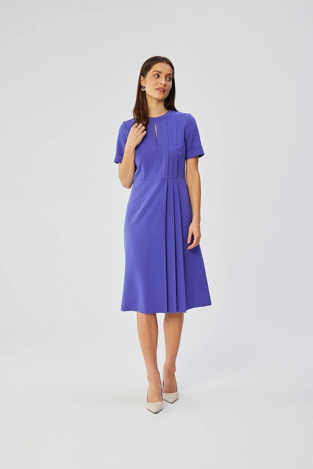 Robe cocktail Stylove élégante mi-longue manches courtes col rond silhouette droite et évasée tissu structuré bleu violet intense femme