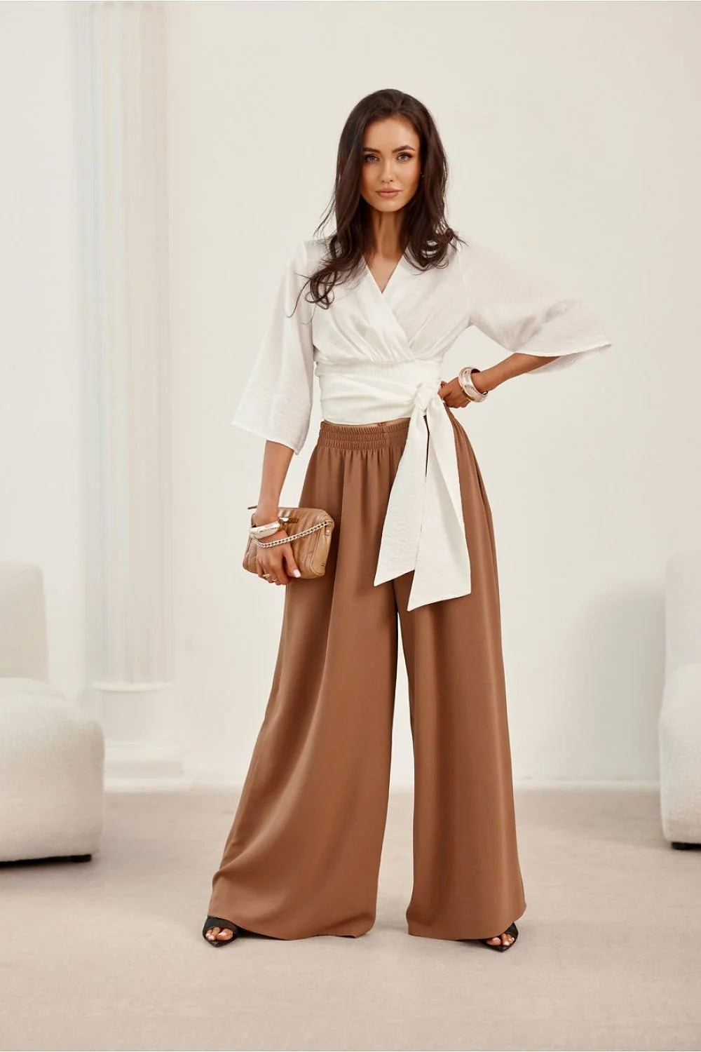 Ensemble femme cache-coeur blanc et pantalon palazzo marron clair style élégant décontracté coupe ample matières légères