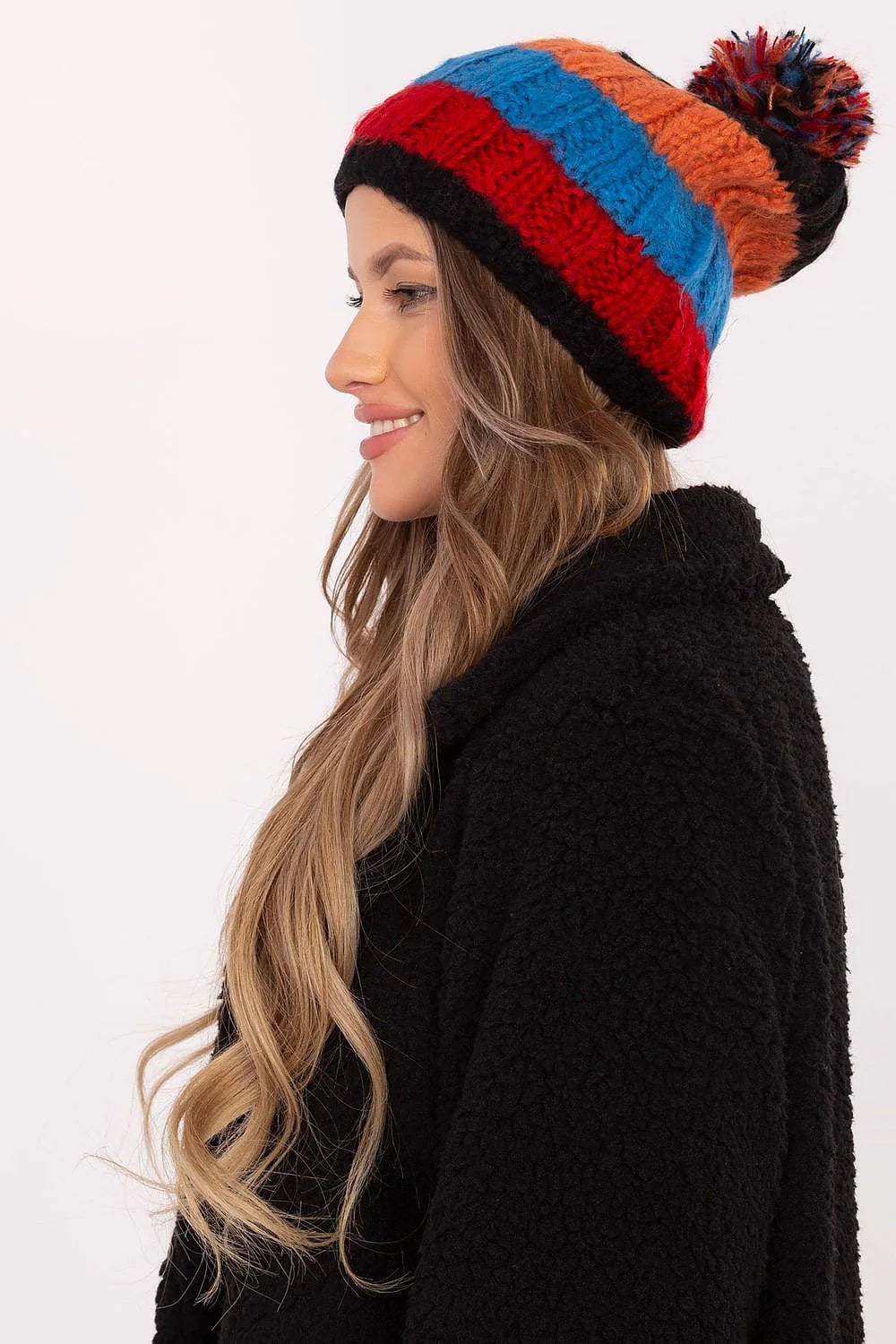 Bonnet d'hiver pour femmes en tricot coloré avec pompon multicolore, design moderne et coupe ajustée, accessoire tendance et chaud
