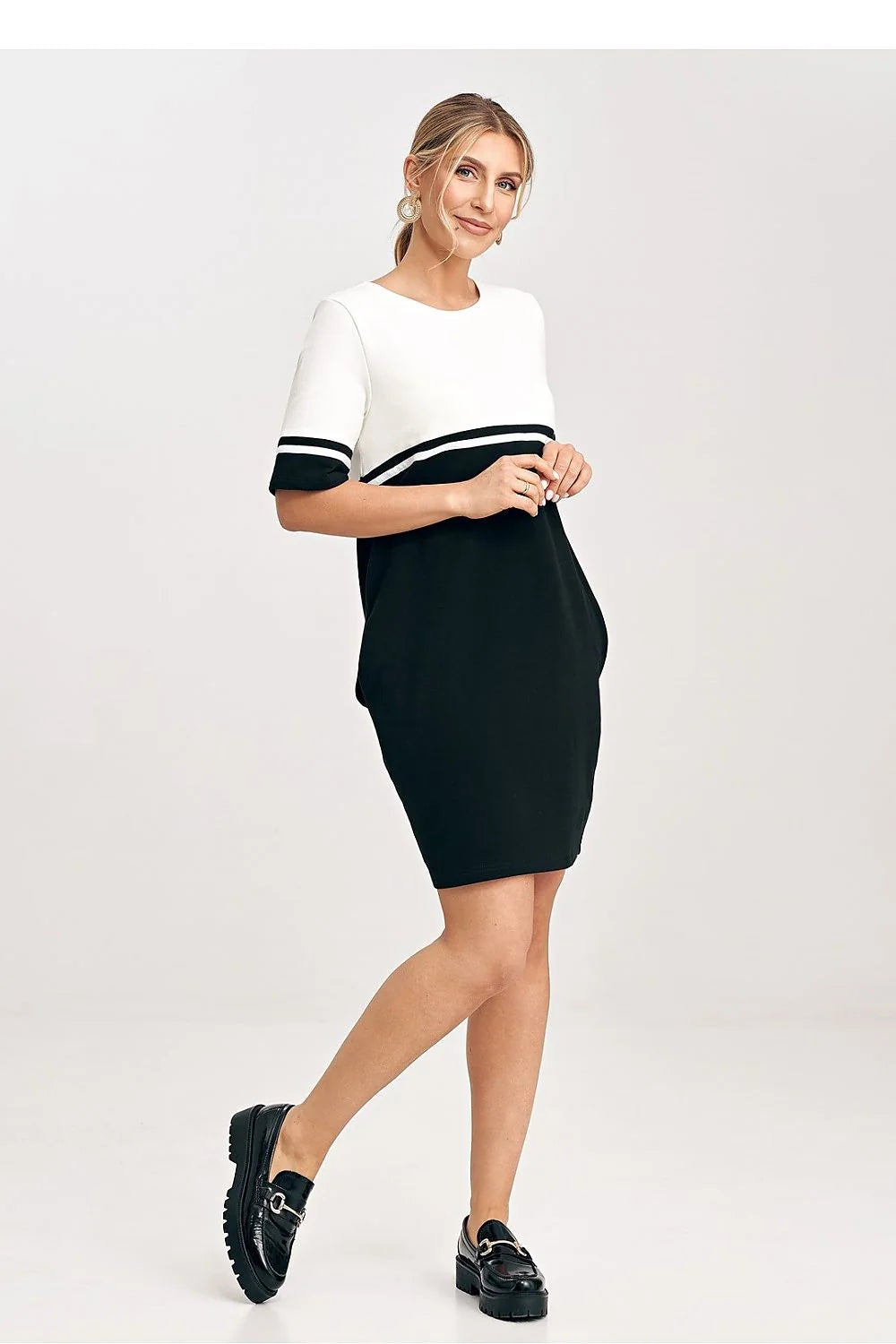 Robe de jour bicolore élégante femme coton manches courtes poches latérales taille ajustable style moderne occasion casual semi-formelle
