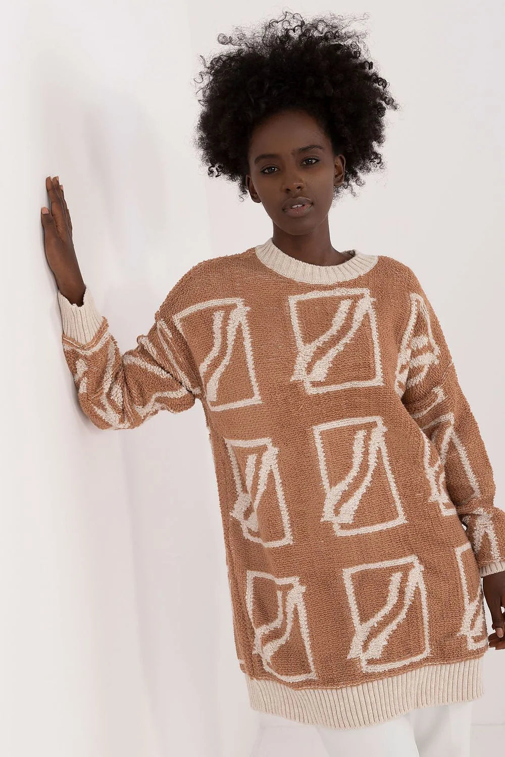 Chandail pour femme style décontracté longue coupe allongée maille texturée marron clair motifs géométriques manches longues col rond finitions côtelées soft à toucher