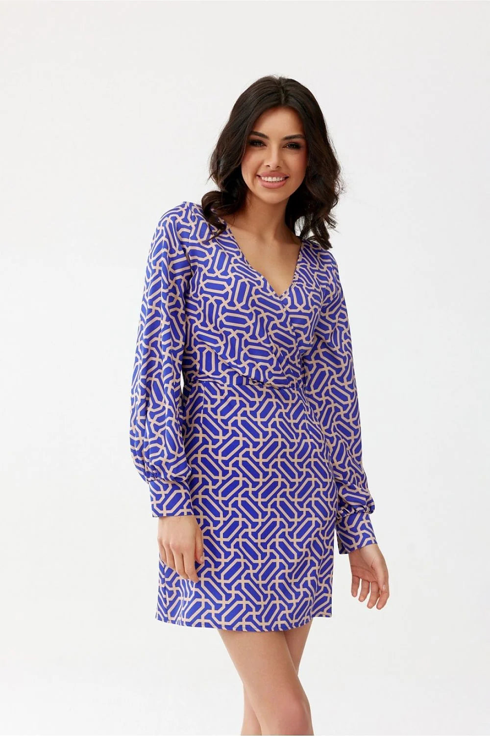 Robe de cocktail chic style rétro-moderne motifs géométriques audacieux manches longues bouffantes encolure V beige et bleu vif femme