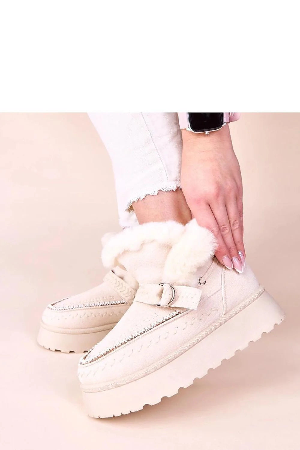 bottes neige femme beige suédine broderie décorative fourrure doublure plateforme crantée antidérapante mocassin boucle couture confort isolante élégantes