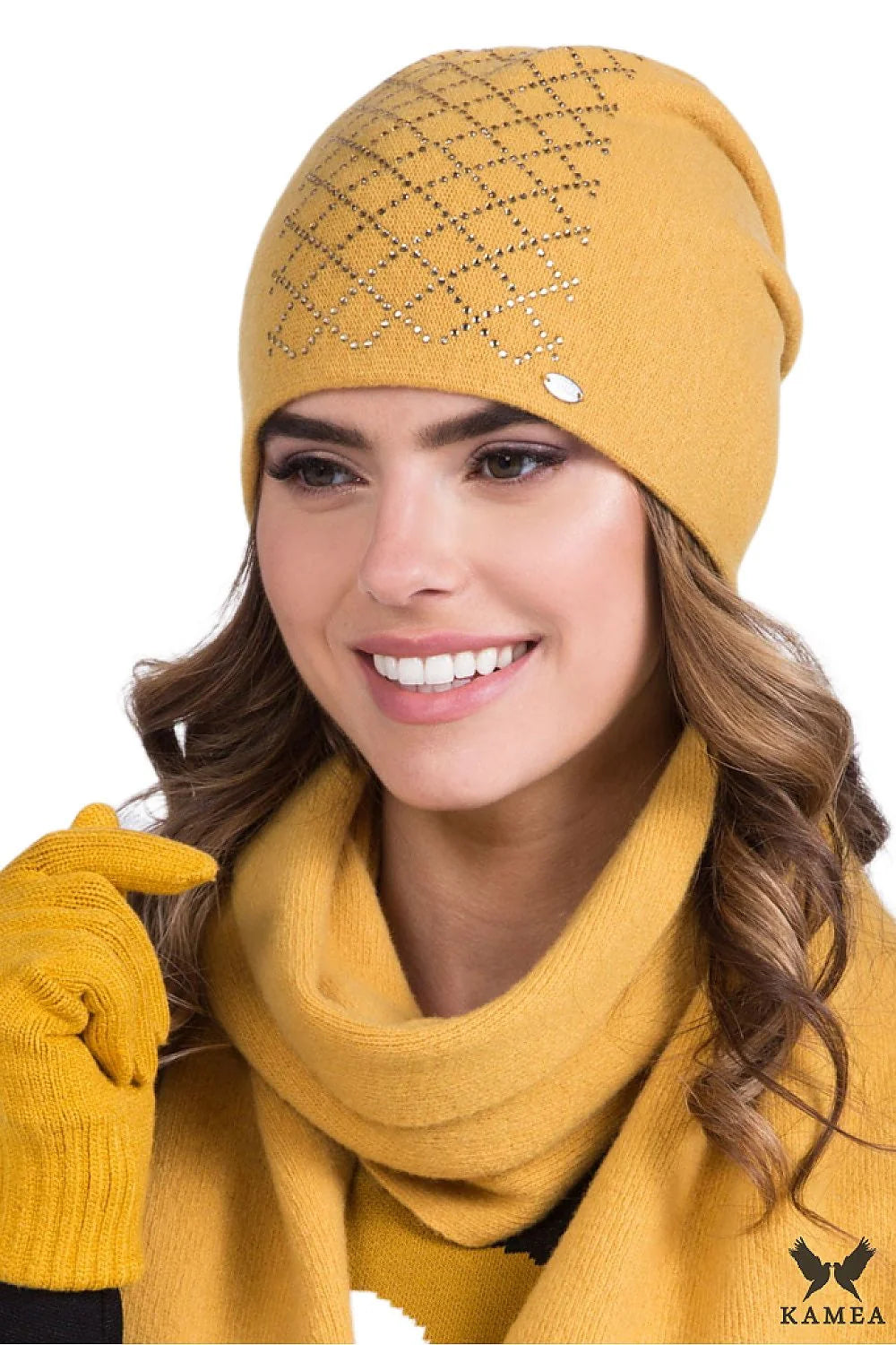 Ensemble hiver femme jaune moutarde bonnet écharpe gants design moderne matières confortables style élégant