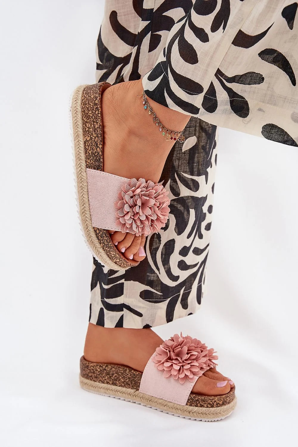 sandales mules femme plateforme espadrille rose poudré suédine pompon floral volumineux fleurs tissu liège tressé corde semelle compensée crantée antidérapante