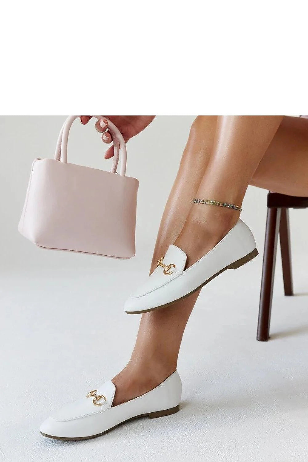 mocassins femme blancs cuir écologique boucle dorée minimalistes élégants confortables semelle plate bout arrondi intérieur rembourré polyvalents chic bureau décontracté