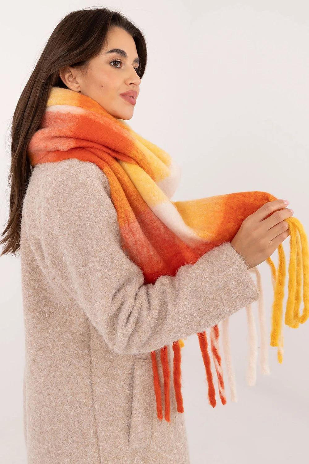 écharpe moderne femme laine douce oversize plaid carreaux dégradés orange jaune blanc rouge foncé franges longues moelleuse chaude