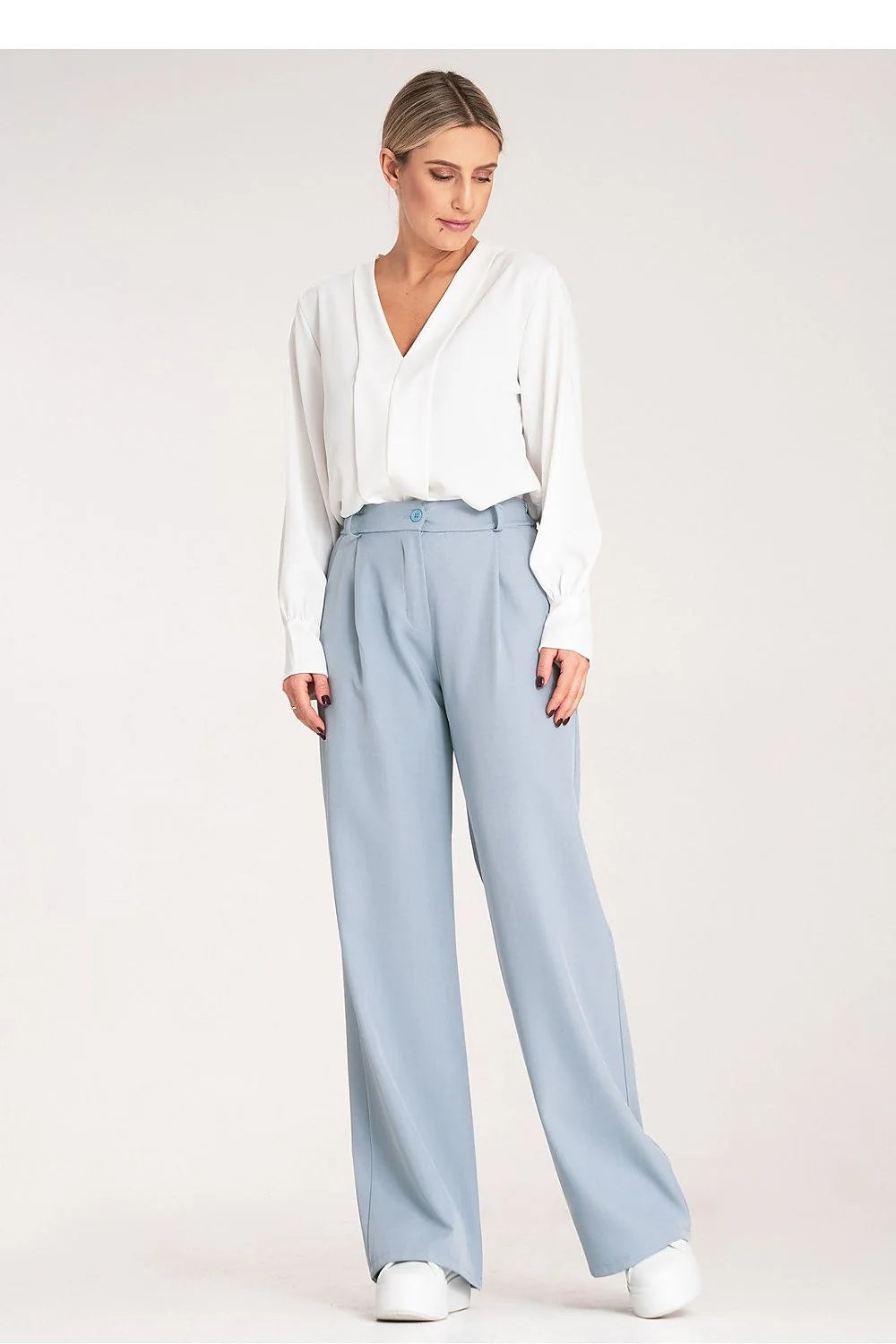 Ensemble mode femme élégant chemisier col V manches longues boutonnées pantalon taille haute coupe droite couleur blanche et bleu pâle