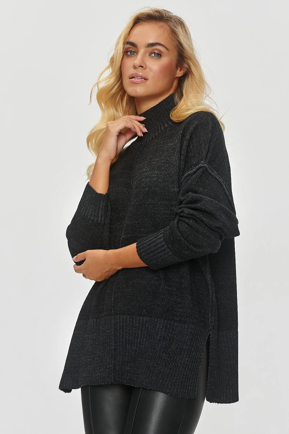 Pull femme col roulé maille ample moderne automne-hiver confortable élégance polyvalent noir profond longues manches fins côte coudières apparentes fente latérale