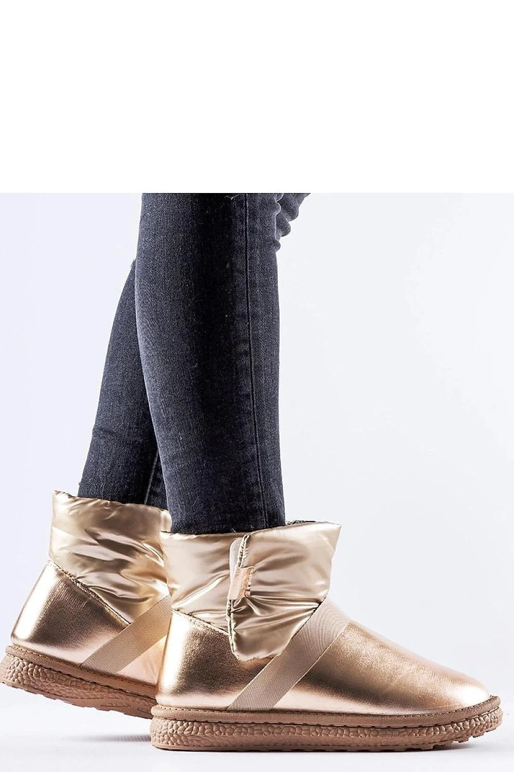 Bottines enneigées dorées métalliques moderne design compact silhouette profilée semelle caoutchouc élastique sangle femmes urban style hiver