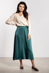 jupe midi satin vert émeraude taille haute coupe évasée trapèze tombé soyeuse ceinture droite finition lisse élégante polyvalente chic décontractée