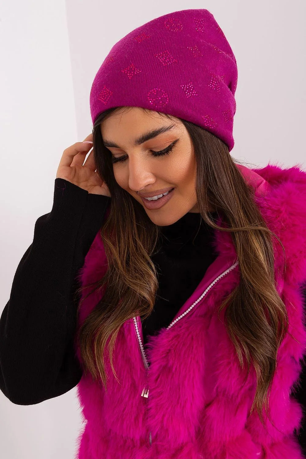 Bonnet et veste sans manches femme style casual-chic en fuchsia tricot fourrure imitée applications strass matelassé