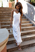 Robe de soirée élégante longue sans manches ceinture fine échancrure V fente haute satin blanc femme