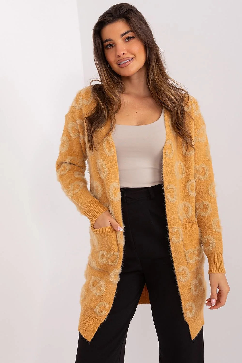Cardigan femme style décontracté moderne motif pois flou jaune moutarde beige clair long manches longues poches côtelées