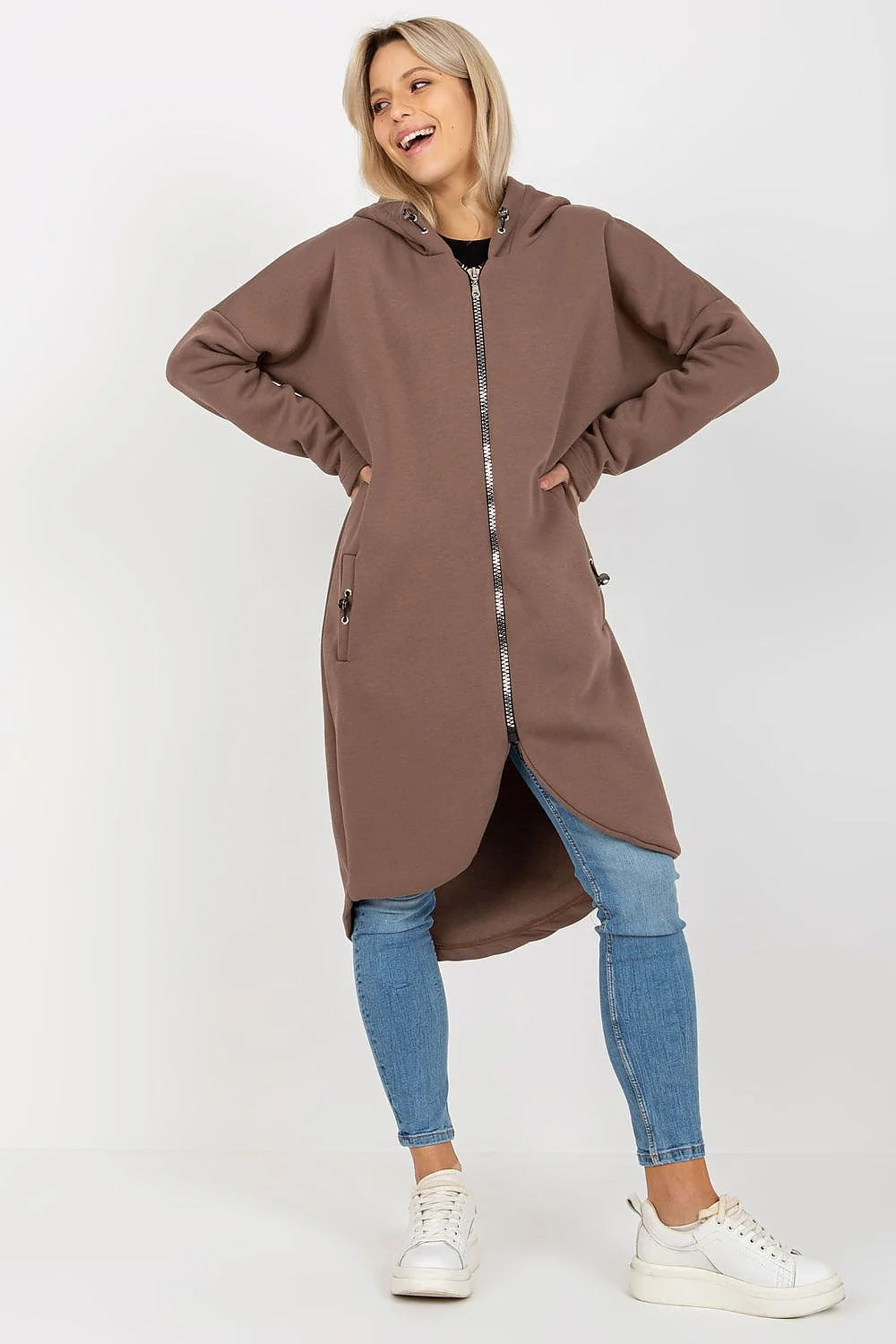 Manteau pour femmes design moderne audacieux couleur fuchsia vif coupe oversize matériau structuré fonctionnalité confort
