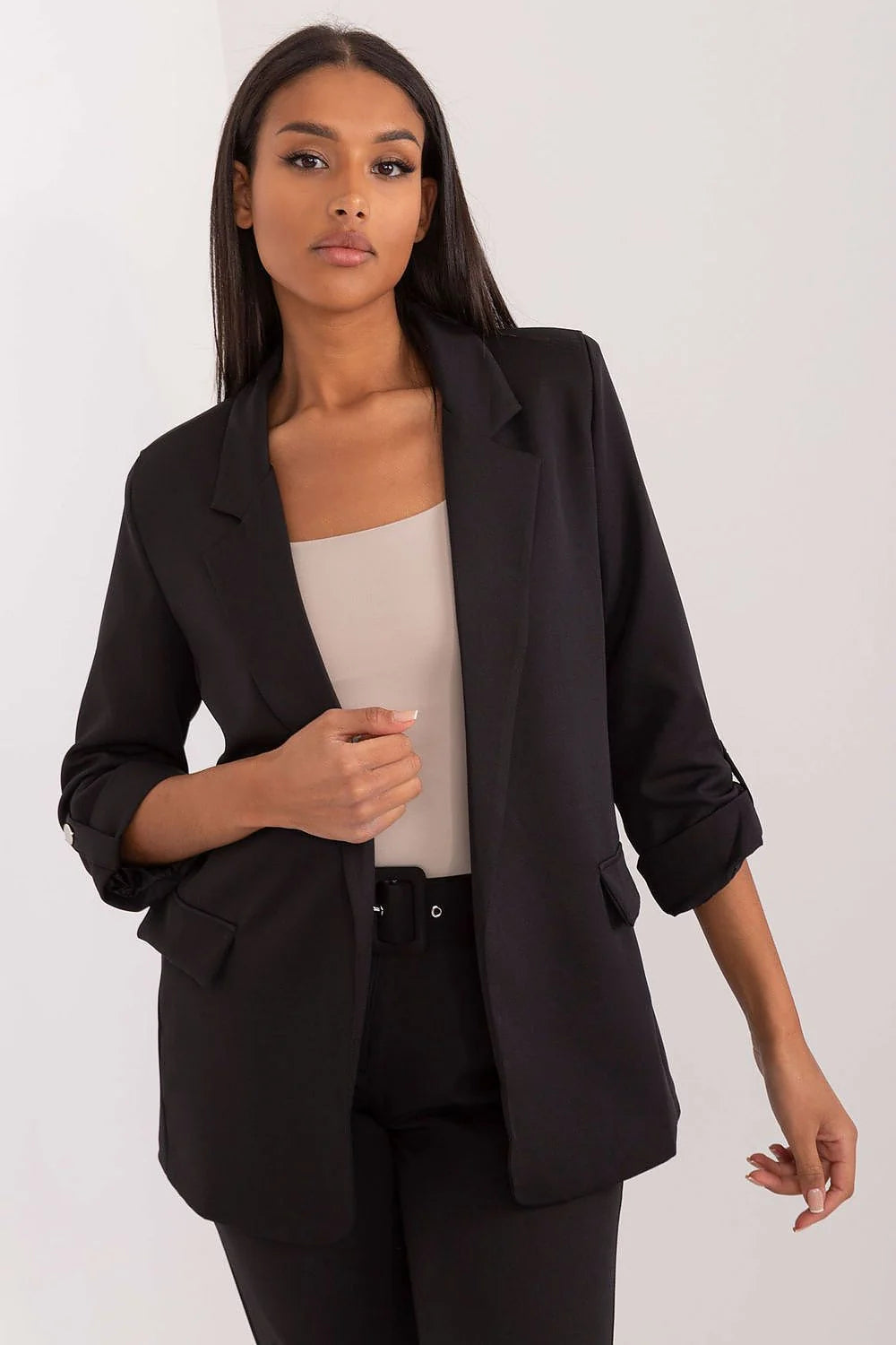 Veste pour femme moderne élégante coupe droite couleur noire polyester elastane manches trois quarts poches rabat blazer versatile travail casual