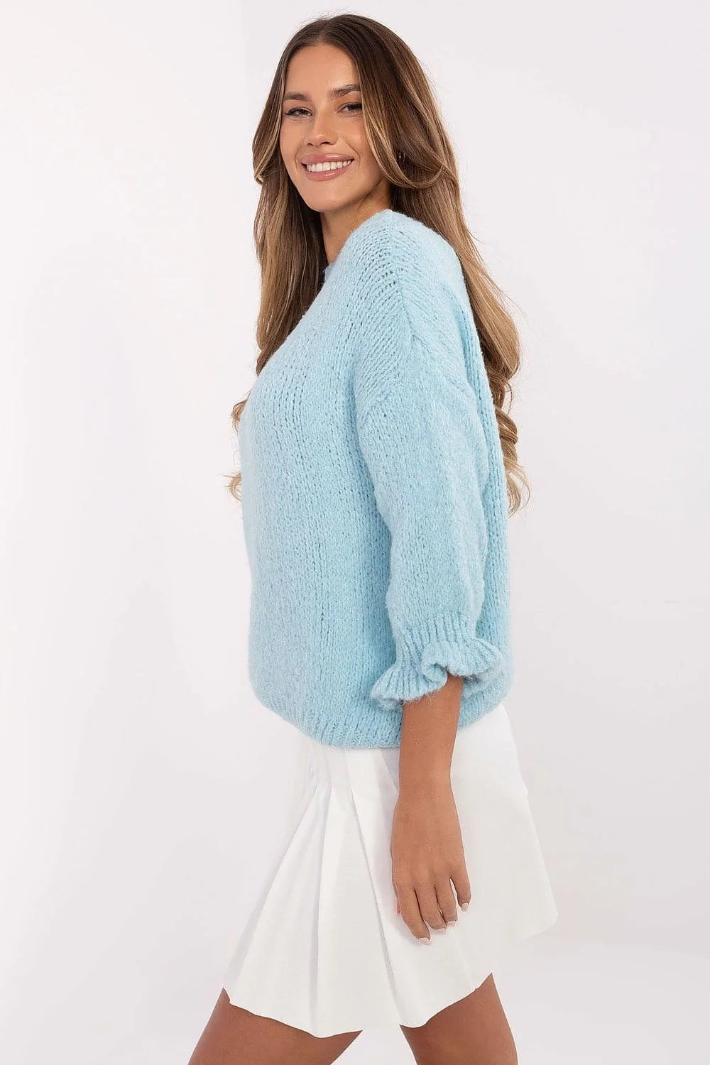 pull femme maille épaisse brossée bleu pastel col rond coupe ample longueur hanches manches trois quarts volantées poignets froncés