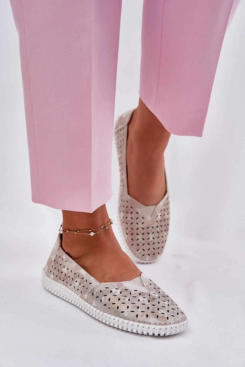 Chaussures basses en daim naturel pour femmes, style décontracté, motif ajouré fleuri, semelle blanche en caoutchouc, confort toute la journée