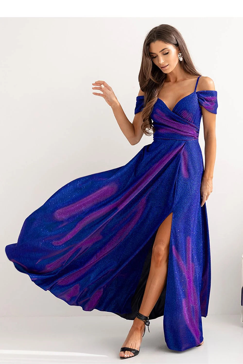 Robe longue soirée élégante coupe évasée décolleté en cœur matériaux luxueux bleu vif fente finitions soignées femme