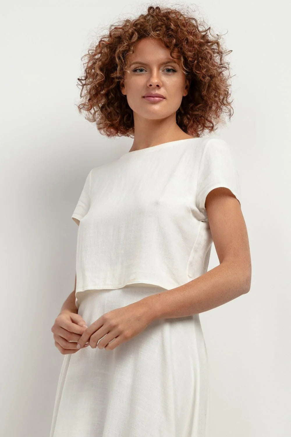 Chemisier féminin en lin blanc court manches courtes style minimaliste coupe droite été femme