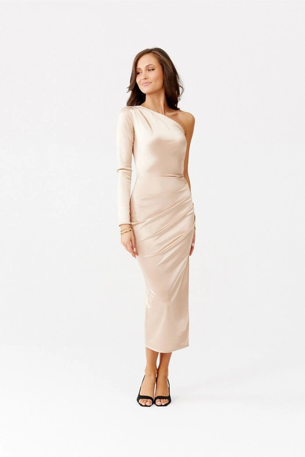 Robe de soirée élégante asymétrique satin champagne longueur midi coupe ajustée sans manches épaule nue femme