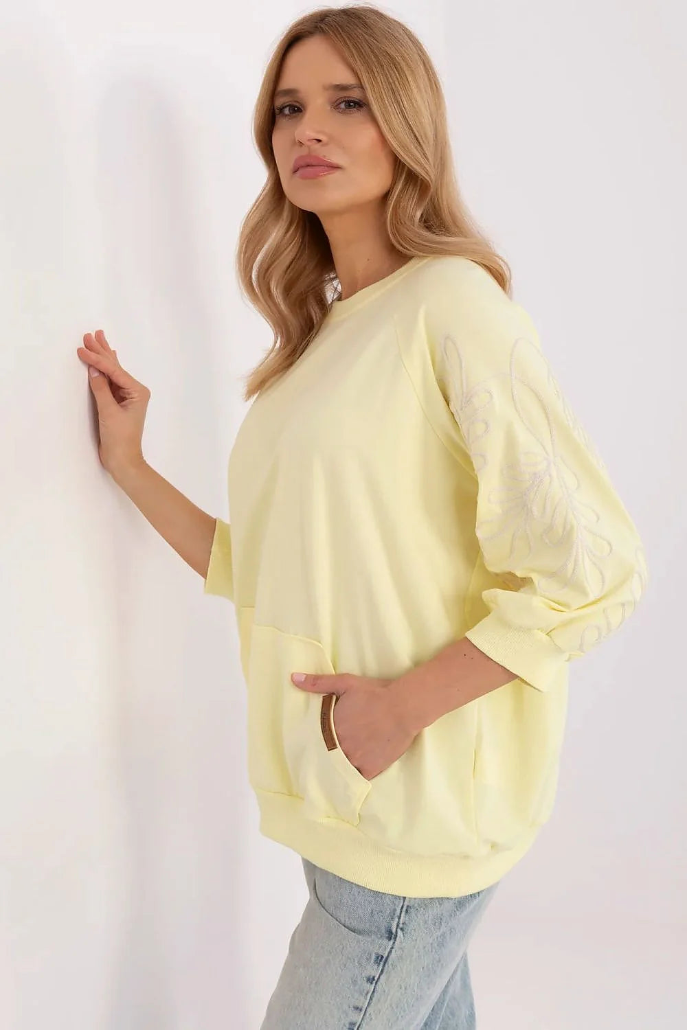 Sweatshirt femme style casual jaune pastel manches 3/4 tissu coton broderie florale poche kangourou