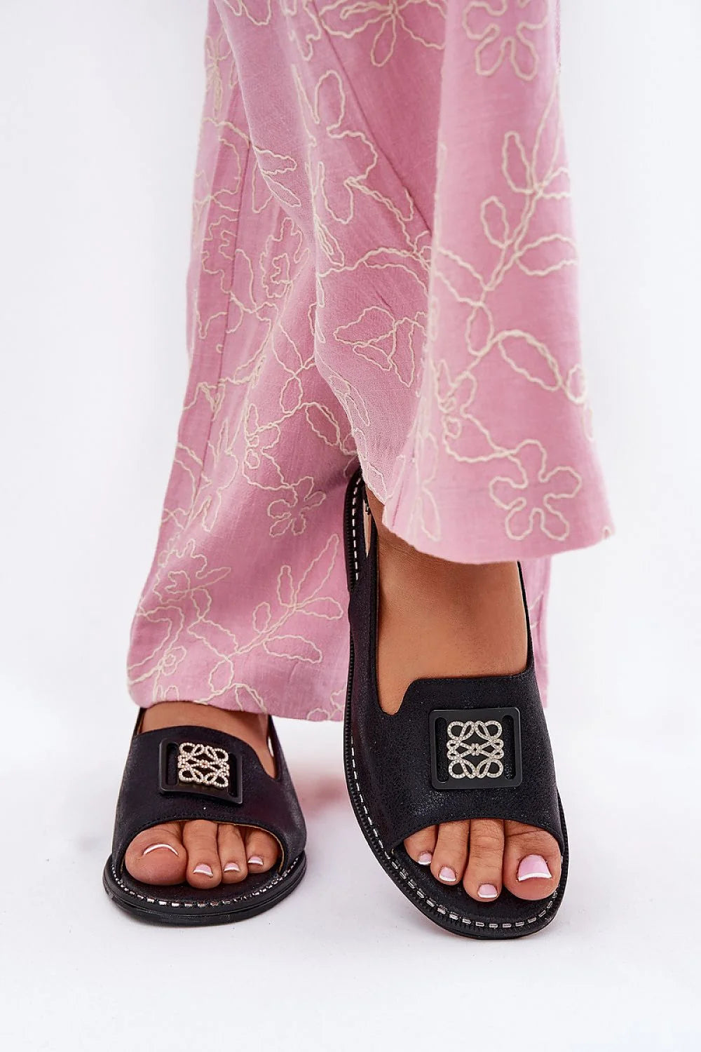 Sandales pour femme modernes élégantes ouvertes talon plat simili cuir noir détails argentés occasions estivales