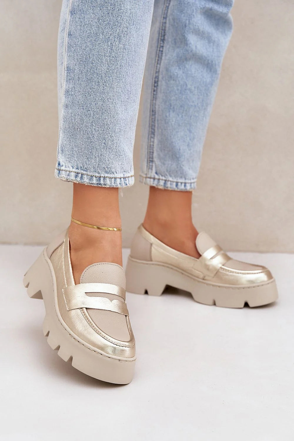 Moccasins plates-forme dorées pour femmes, cuir synthétique, design moderne, style casual-chic, bande large, coutures visibles, confort全日