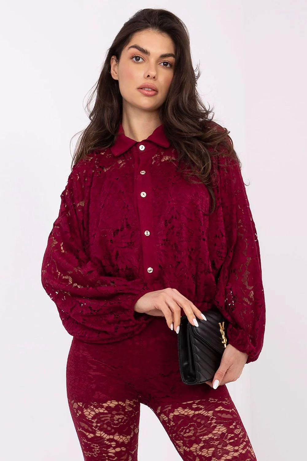 chemise dentelle femme bordeaux manches longues bouffantes col classique boutonnée boutons nacrés doublée semi transparente florale élégante moderne