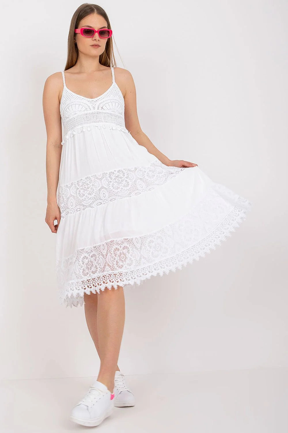 Robe estivale élégante à dentelle blanche coupe évasée bretelles fines sans manches femme viscose 100%