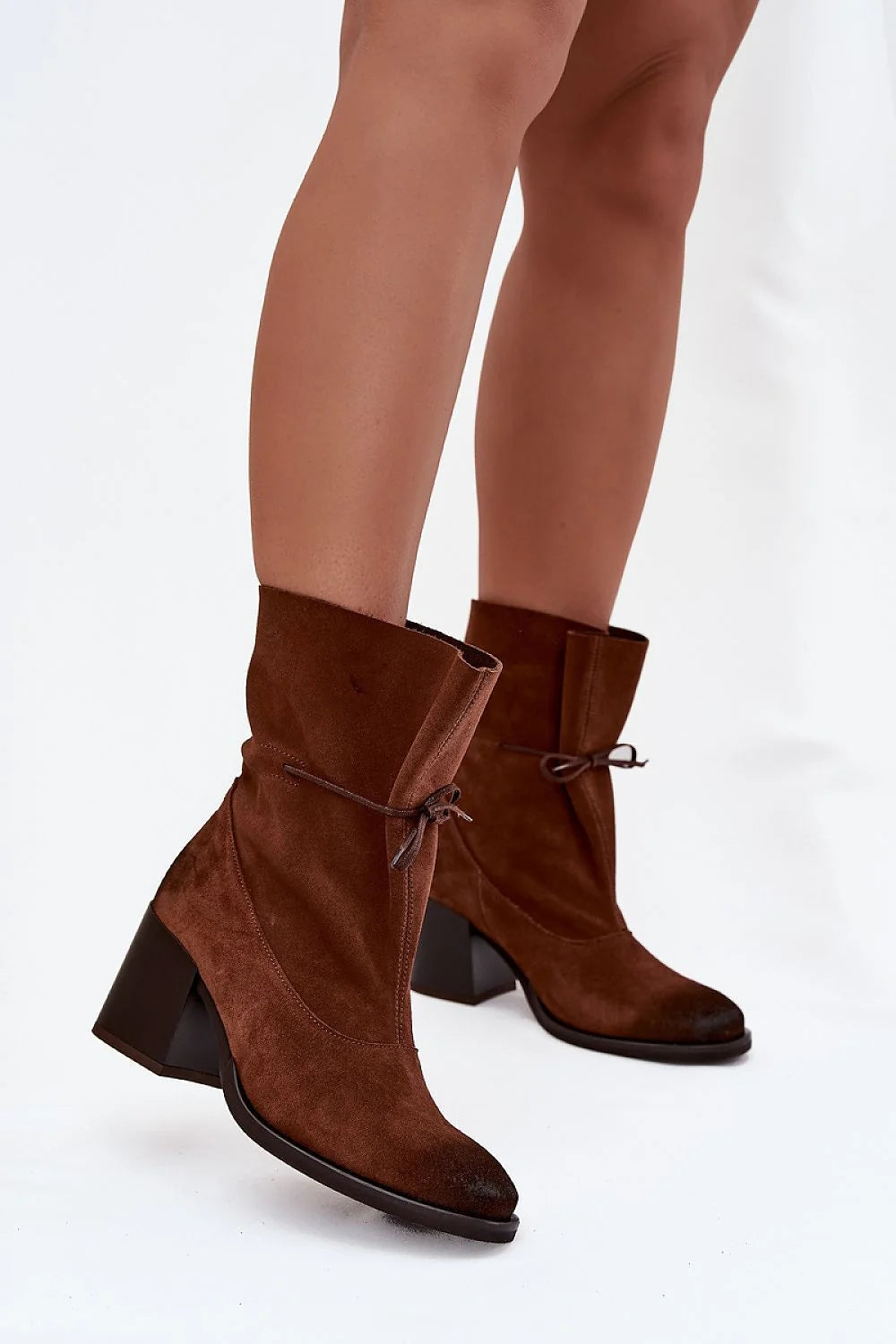 bottines femme daim marron cuir suédé mi mollet talon bloc stable confortable élégante bout amande semelle noire lacet noeud pullon