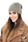 Bonnet d'hiver élégant pour femmes en laine et acrylique beige foncé avec perles et strass asymétriques, coupe ample, bord côtelé ajusté, style moderne et sophistiqué