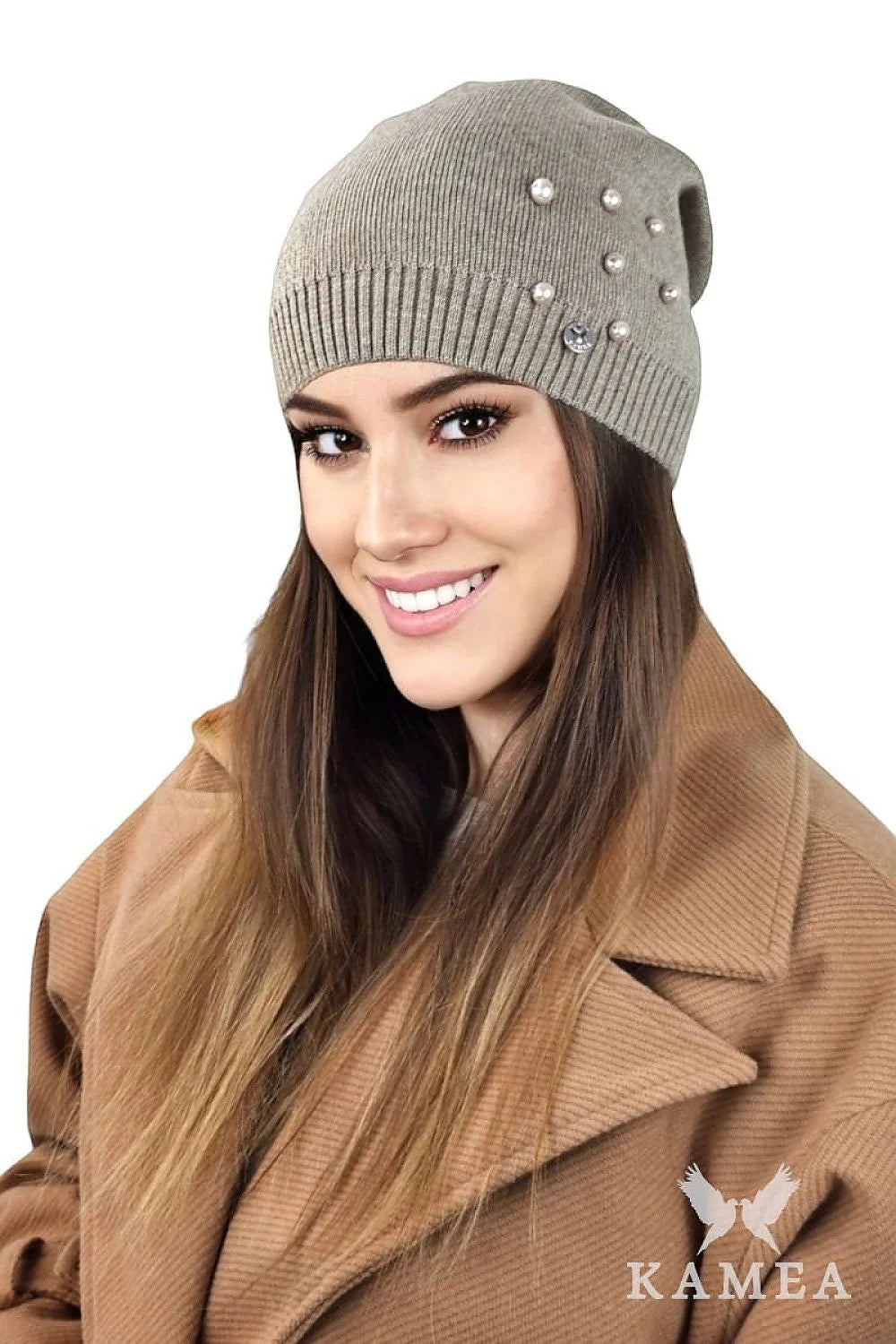 Bonnet d'hiver élégant pour femmes en laine et acrylique beige foncé avec perles et strass asymétriques, coupe ample, bord côtelé ajusté, style moderne et sophistiqué