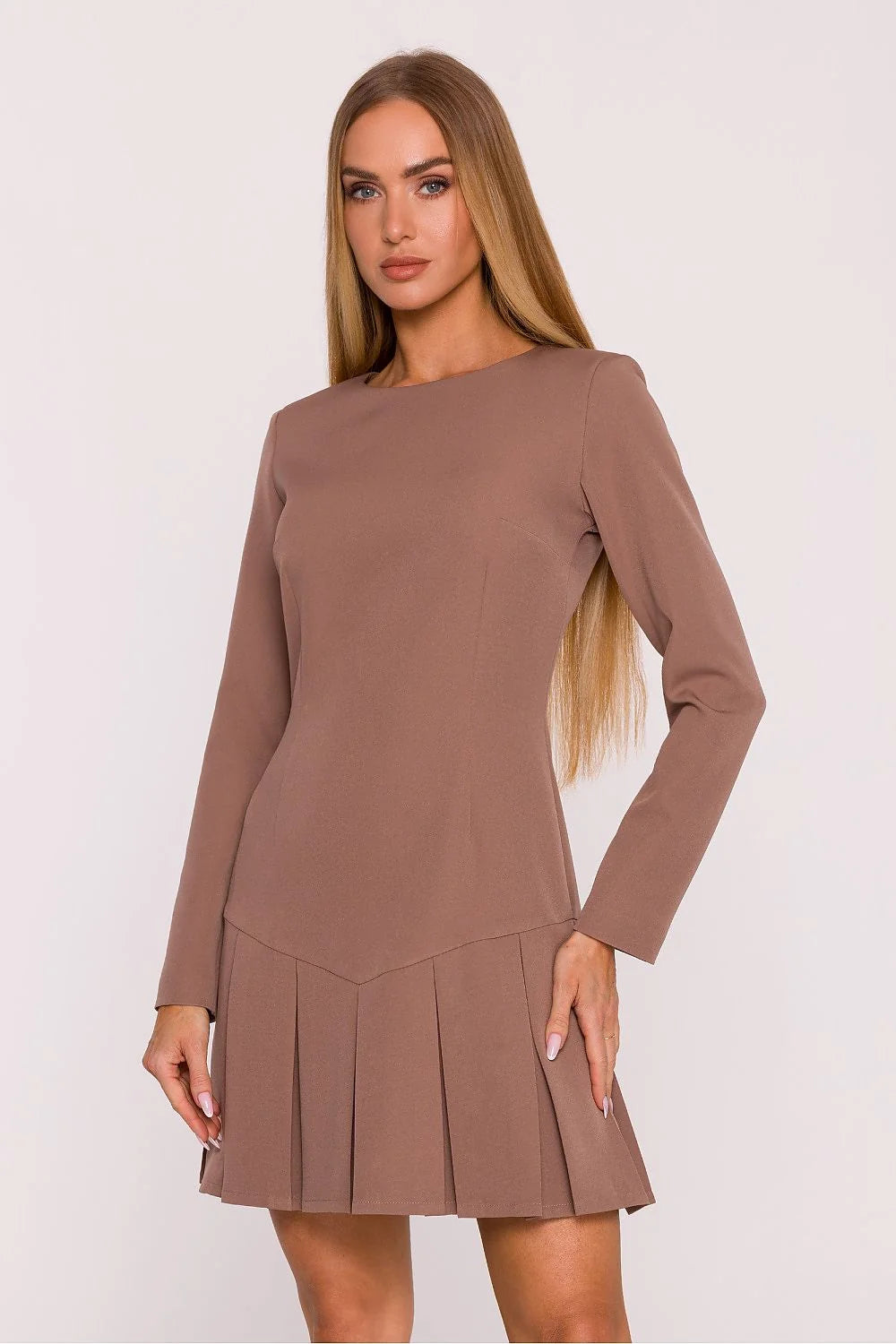 robe courte femme taupe moka manches longues encolure bateau coupe cintrée coutures princesse jupe plis plats tissu lisse finition mate