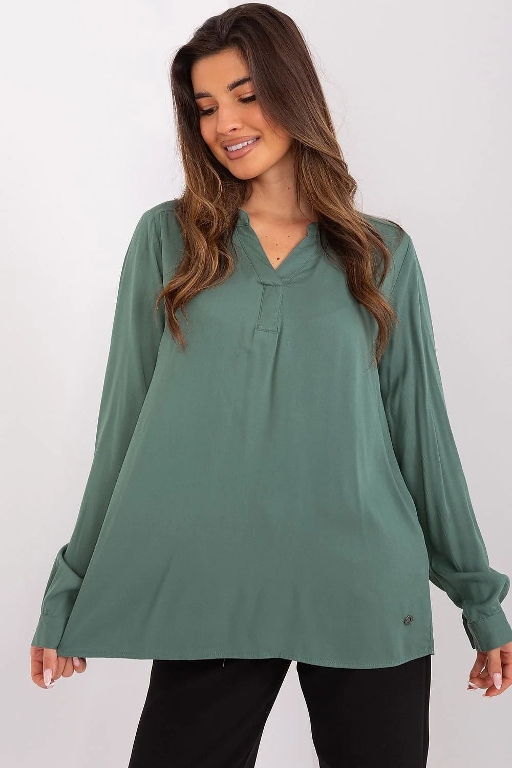 Tunique fluide élégante pour femmes en vert doux, manches longues amples, encolure en V, coupe droite, matière légère, finitions minimalistes, style décontracté et professionnel