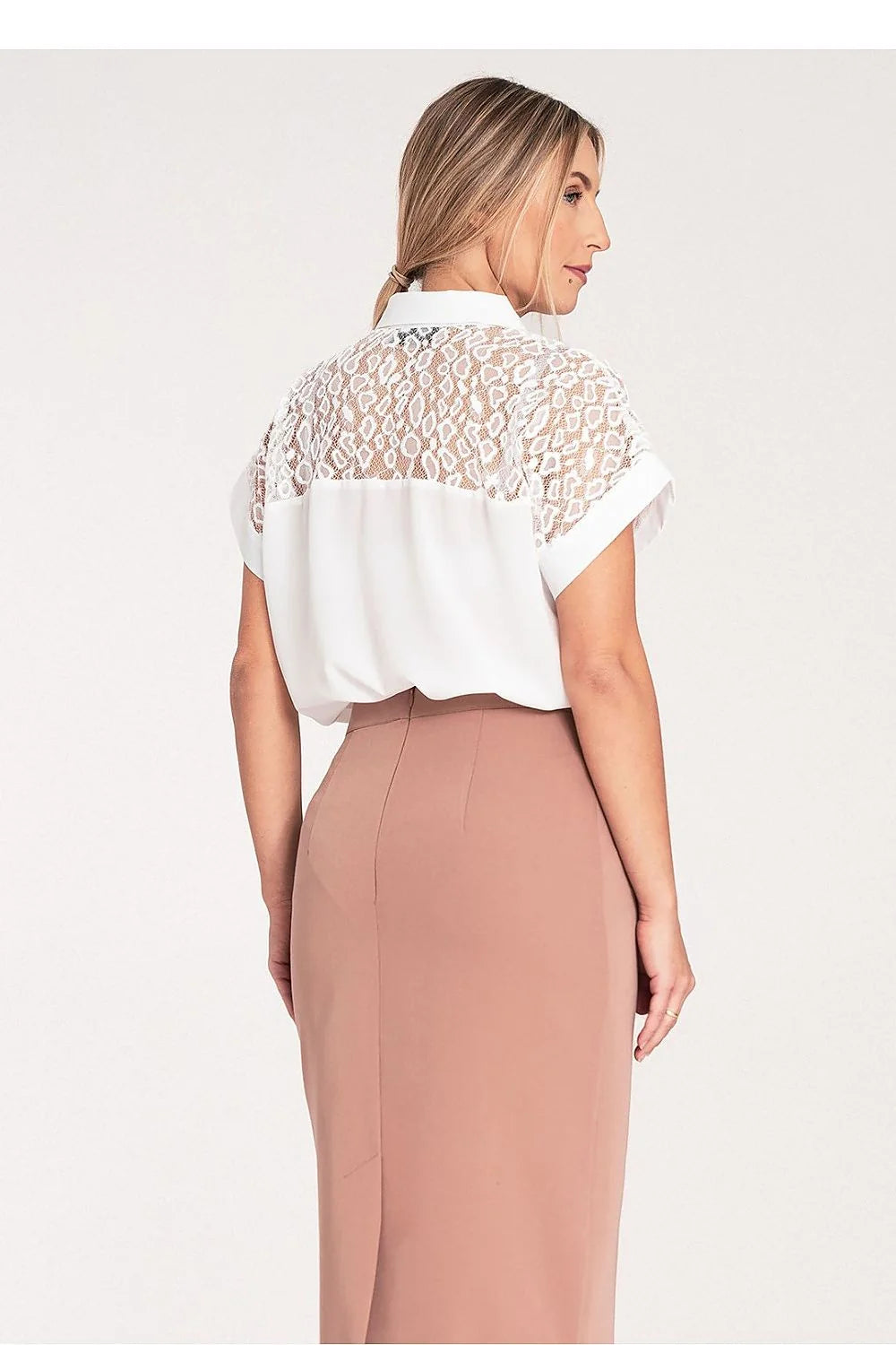 blouse femme élégante moderne dentelle géométrique col classique manches courtes blanche coupe ample fluide boutonnée ajourée chic bureau confortable