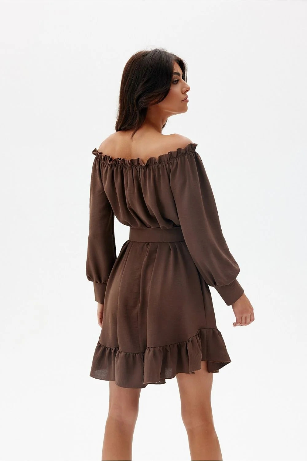 Robe féminine élégante couleur brun tissu léger coupe trapèze ceinture ajustable manches longues encolure bardot occasions semi-formelles femmes été automne hiver