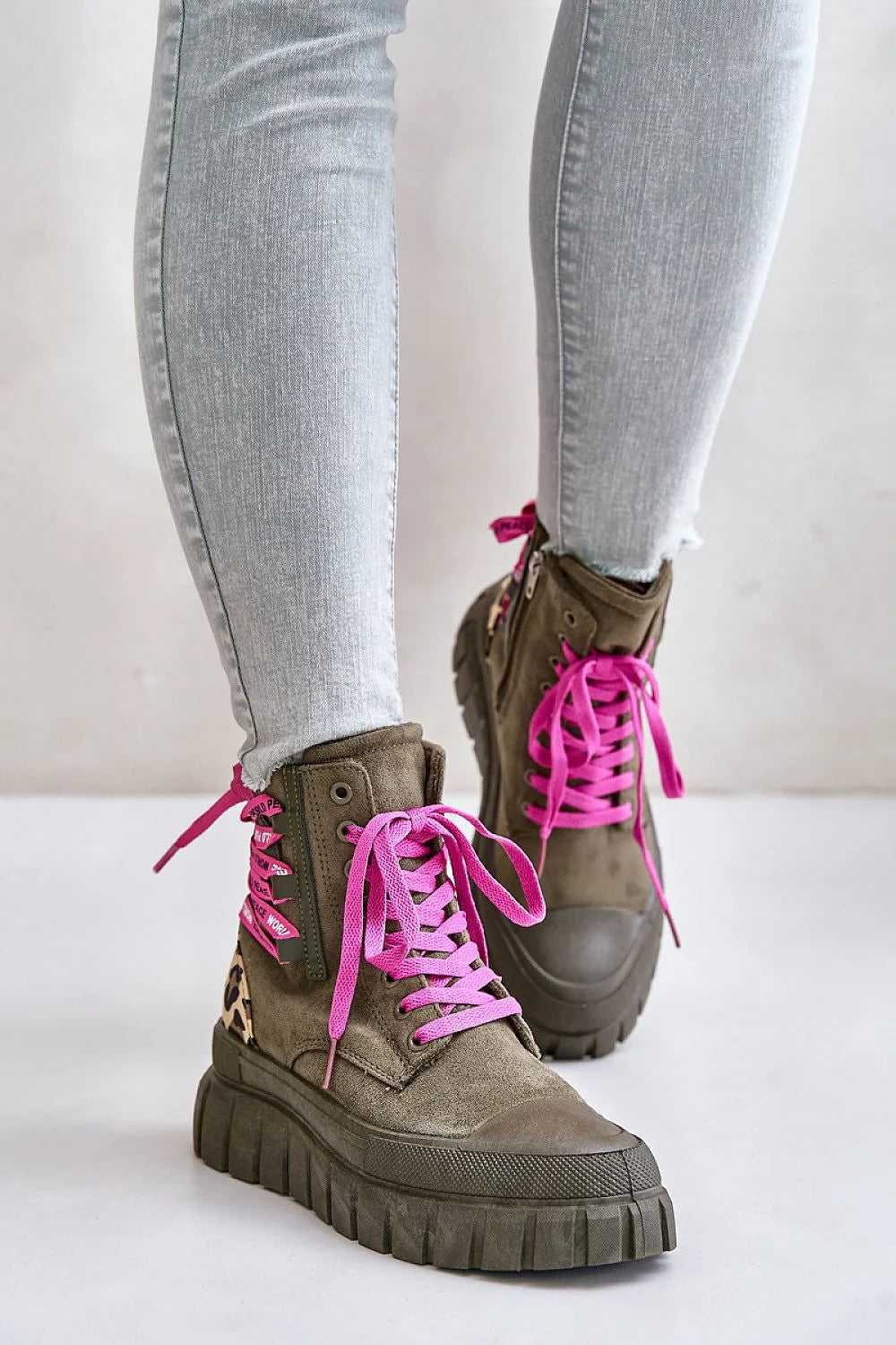 Bottes Step in style en suède éco-friendly, style audacieux, couleur kaki, laces roses, plateforme 5 cm, support cheville, occasion多种，femme élégante