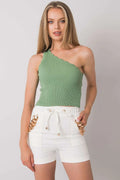 Haut asymétrique à épaule seule en vert olive pâle et short taille haute blanc cassé femme