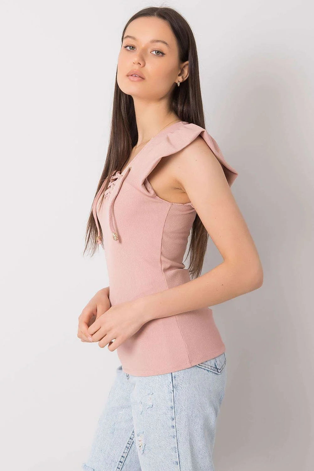 Chemisier Italie Moda en maille côtelée, col V lacé doré, manches courtes volantées, couleur rose poudré, coupe ajustée, féminin élégant, versatile femme