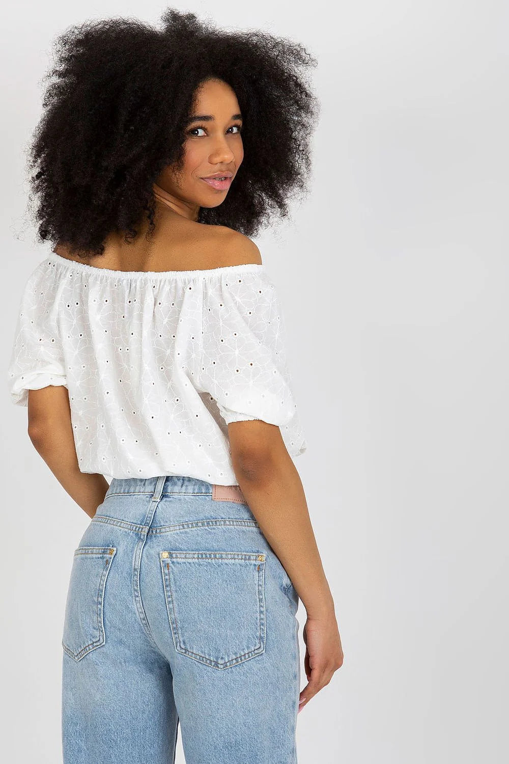 chemisier boho estival quotidien coton respirant broderie anglaise blanche courte bardot épaules dénudées manches courtes bouffantes boutons bois