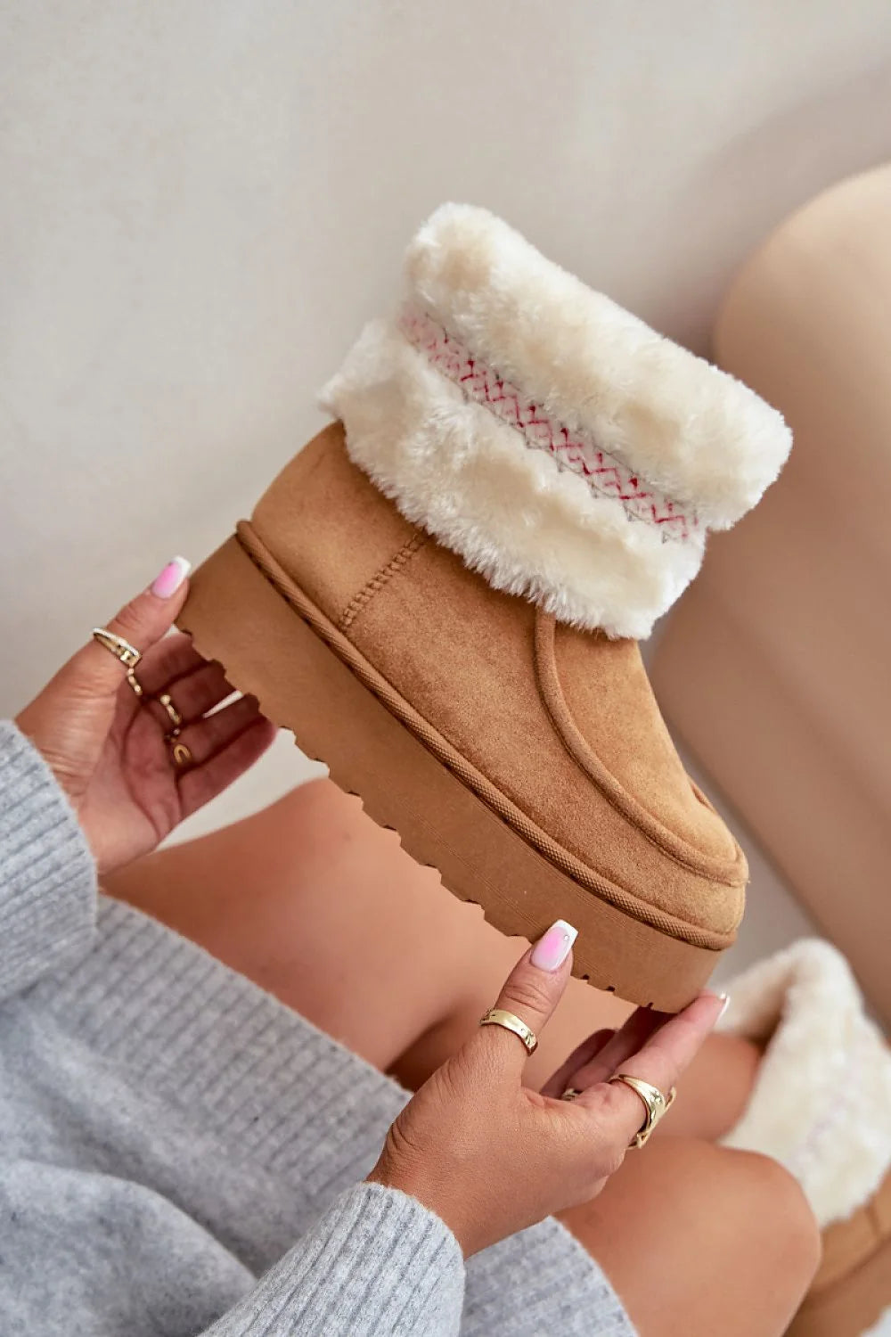 Bottes d'hiver cuir suédé écologique chic et confort avec fourrure blanche pour femmes tendance
