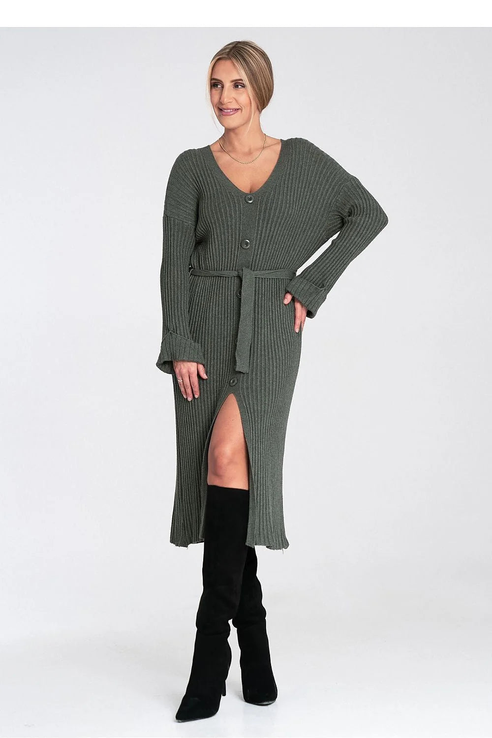 robe cardigan midi maille côtelée vert kaki coupe droite encolure V manches longues épaules tombantes fermeture boutonnée gros boutons ceinture