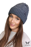 Bonnet d'hiver pour femmes en tricot côtelé gris fumé style moderne et élégant avec logo discret