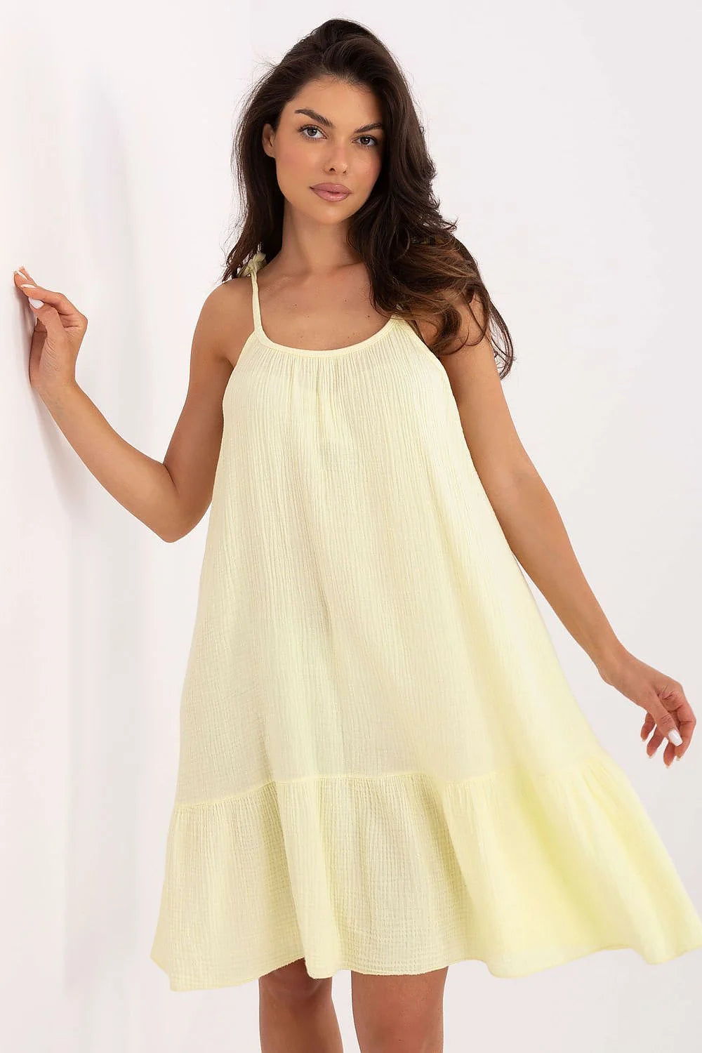 Robe d'été légère à bretelles ajustables en mousseline de coton jaune pâle coupe évasée volantée femme