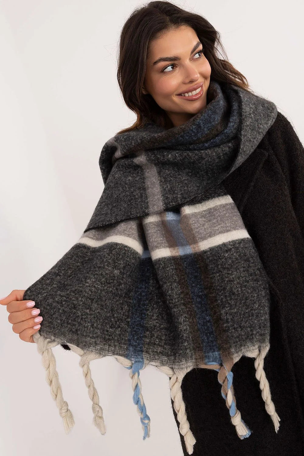 Écharpe femme élégante en laine douce motif carreaux gris noir blanc bleu clair franges torsadées ample rectangulaire hiver versatile