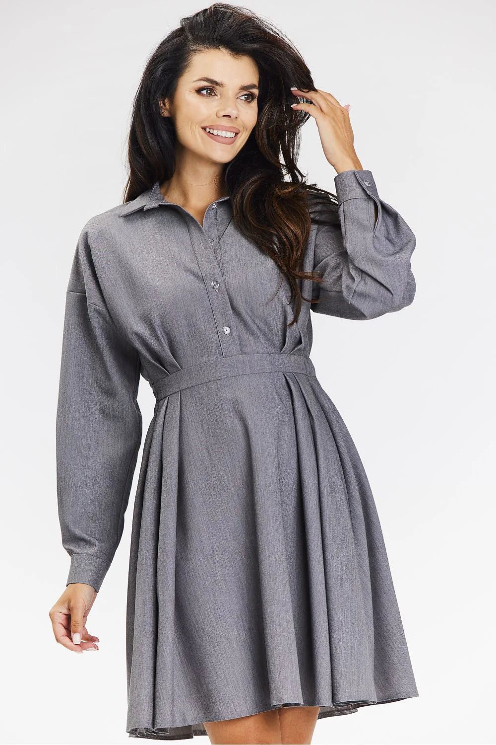Robe chemise évasée grise longueur genou manches longues poignets boutonnés ceinture intégrée femme occasion formelle style intemporel matériau confortable