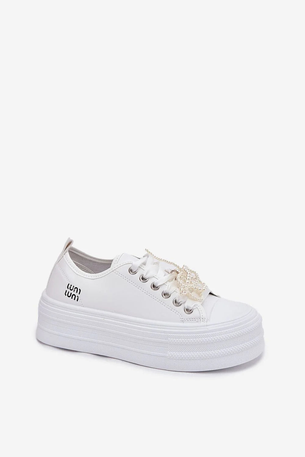 baskets femme similicuir blanche lisse plateforme épaisse compensée lacets perles noeud oeillets metalliques coutures visibles semelle interieure confortables polyvalentes