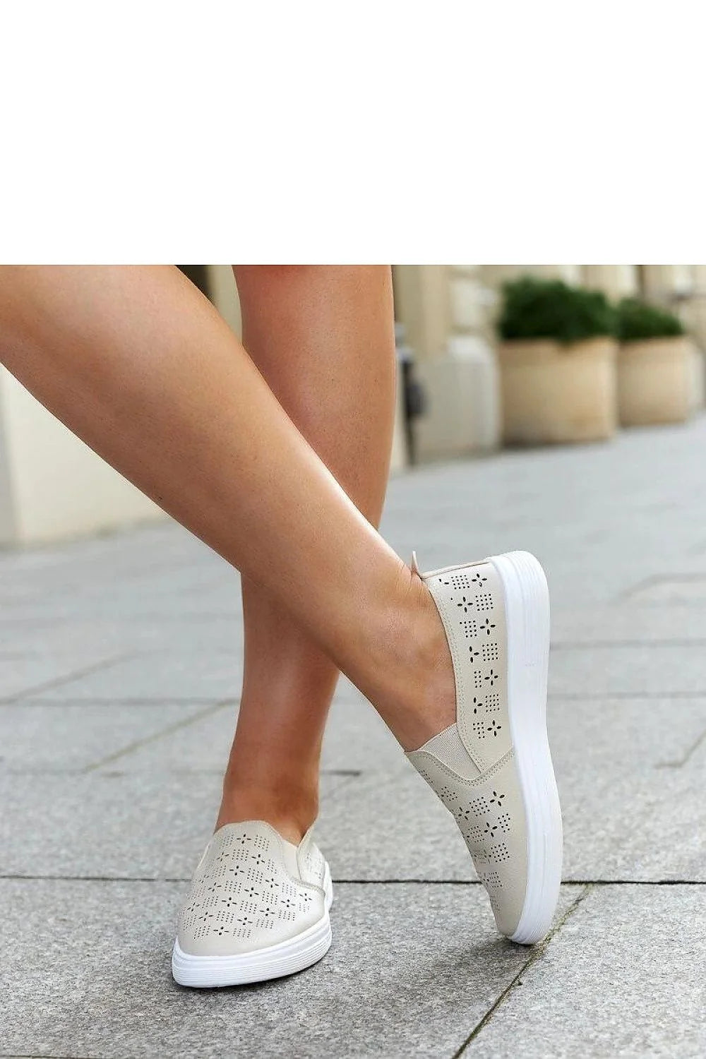 Baskets slip-on femmes design moderne beige perforations orteil arrondi semelle caoutchouc confort adhérence estivale mode